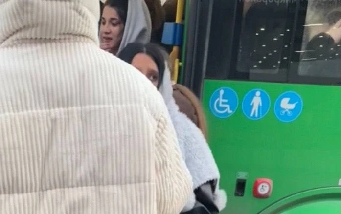 Остановка ТЦ Академический в сторону улиц Парина и Сахарова, рассказывает подписчик