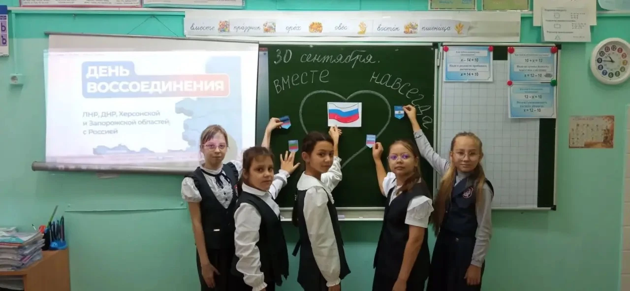 Россия — это мы, и мы вместе! 🇷🇺✨ В нашей школе прошли единые классные часы, посвящён...