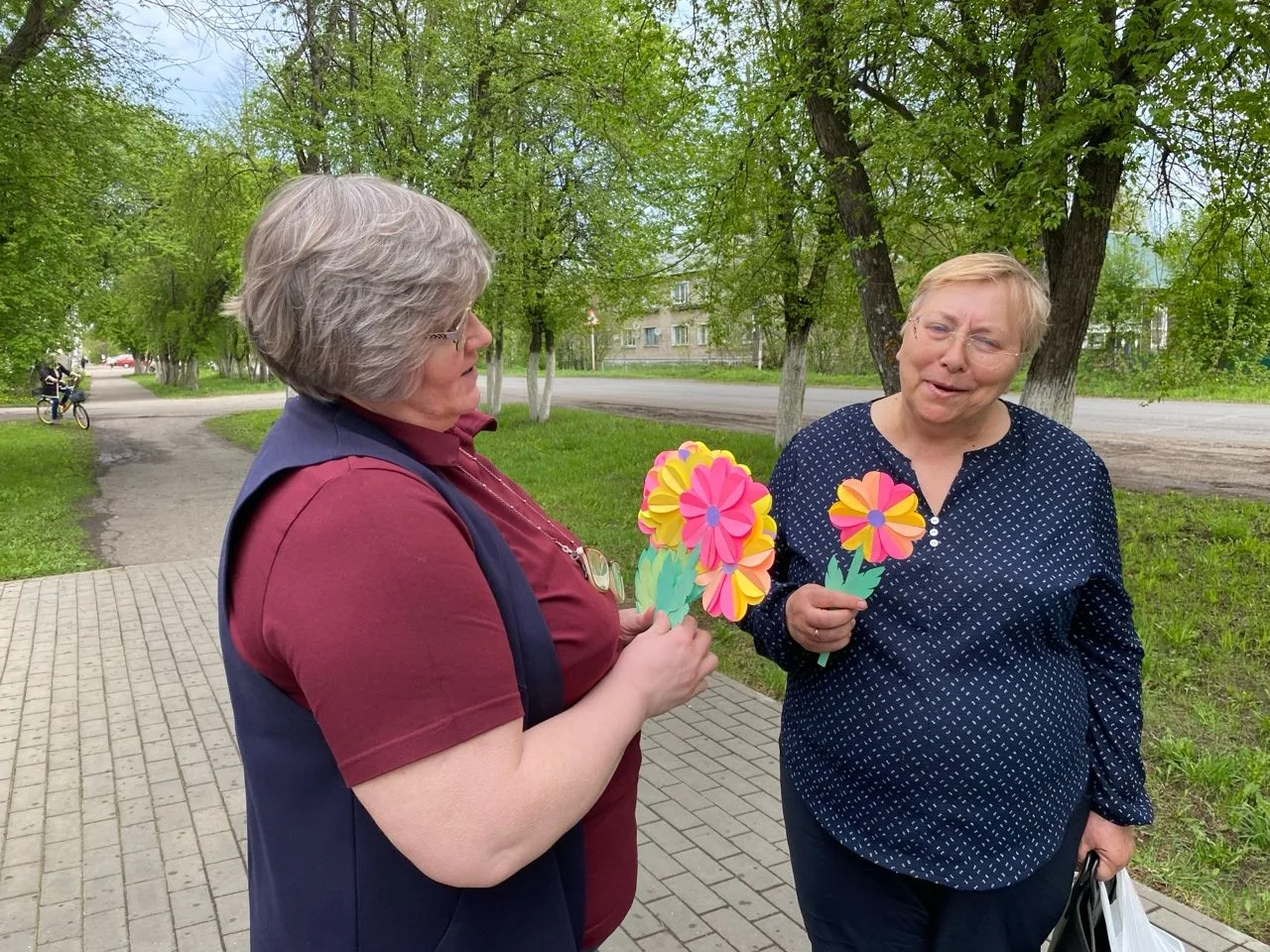 🙂В день Семей, который отмечается 15 мая, провели традиционную акцию «Подари ромашку маме».
Этот де