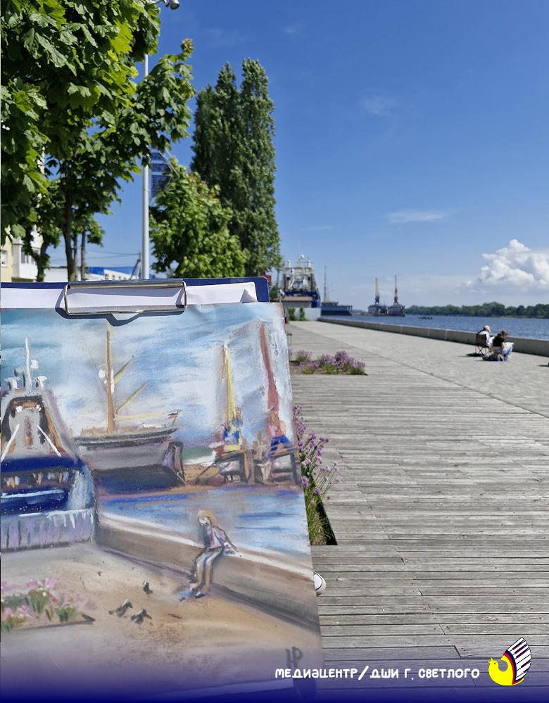 Пленэр в Светлом: городские улицы стали учебным классом для юных художников🎨