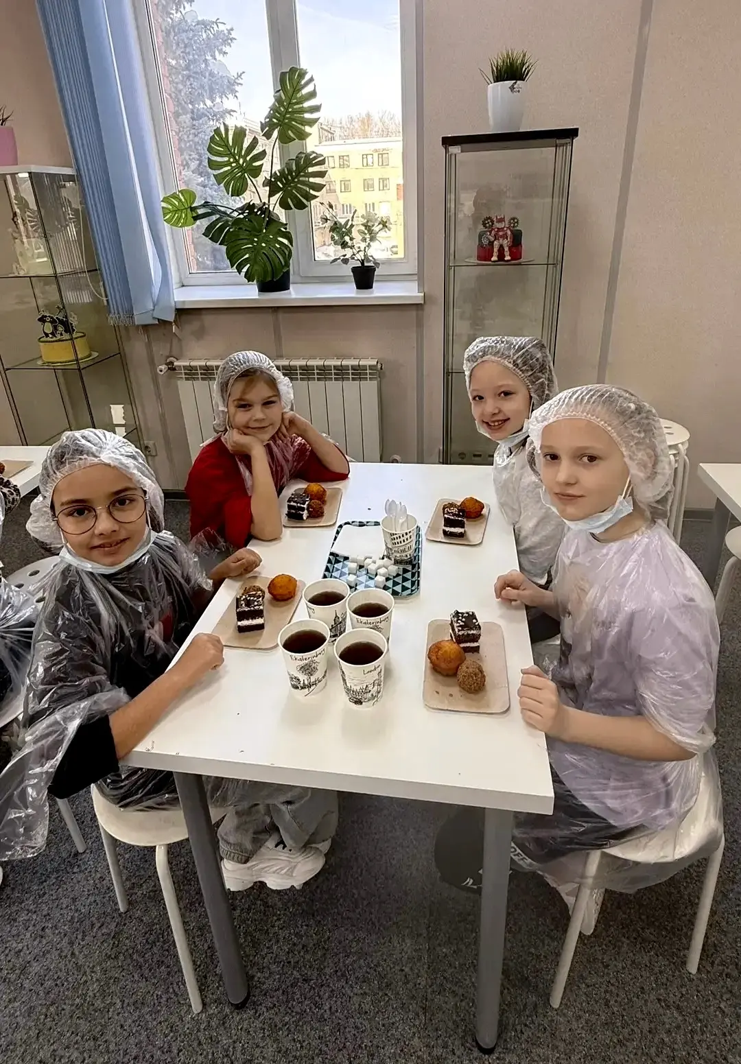 🧳 Сладкое путешествие 2 «А» класса 🍰🌟 Ученики 2 «А» посетили кондитерскую фабрику «9 Островов»! Ребя