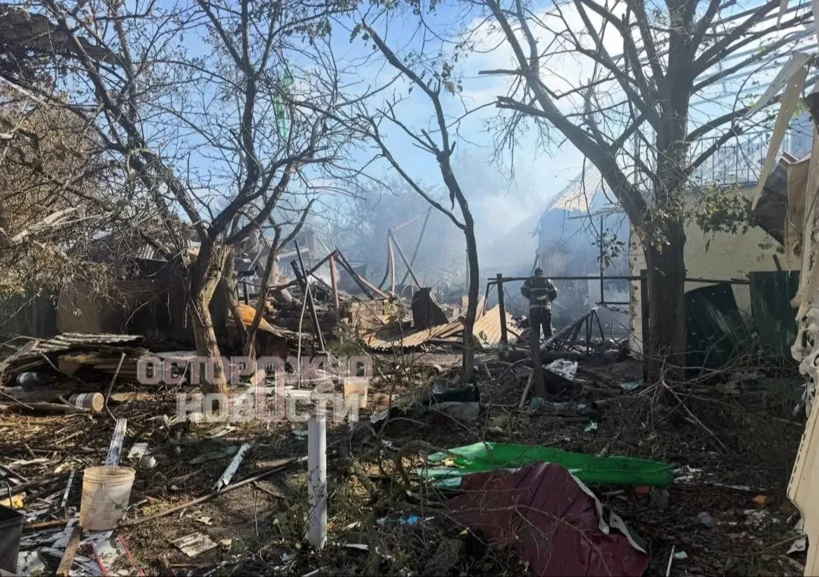 «Был очень сильный удар, моментально снесло забор, загорелась баня»: пенсионеры осталис...