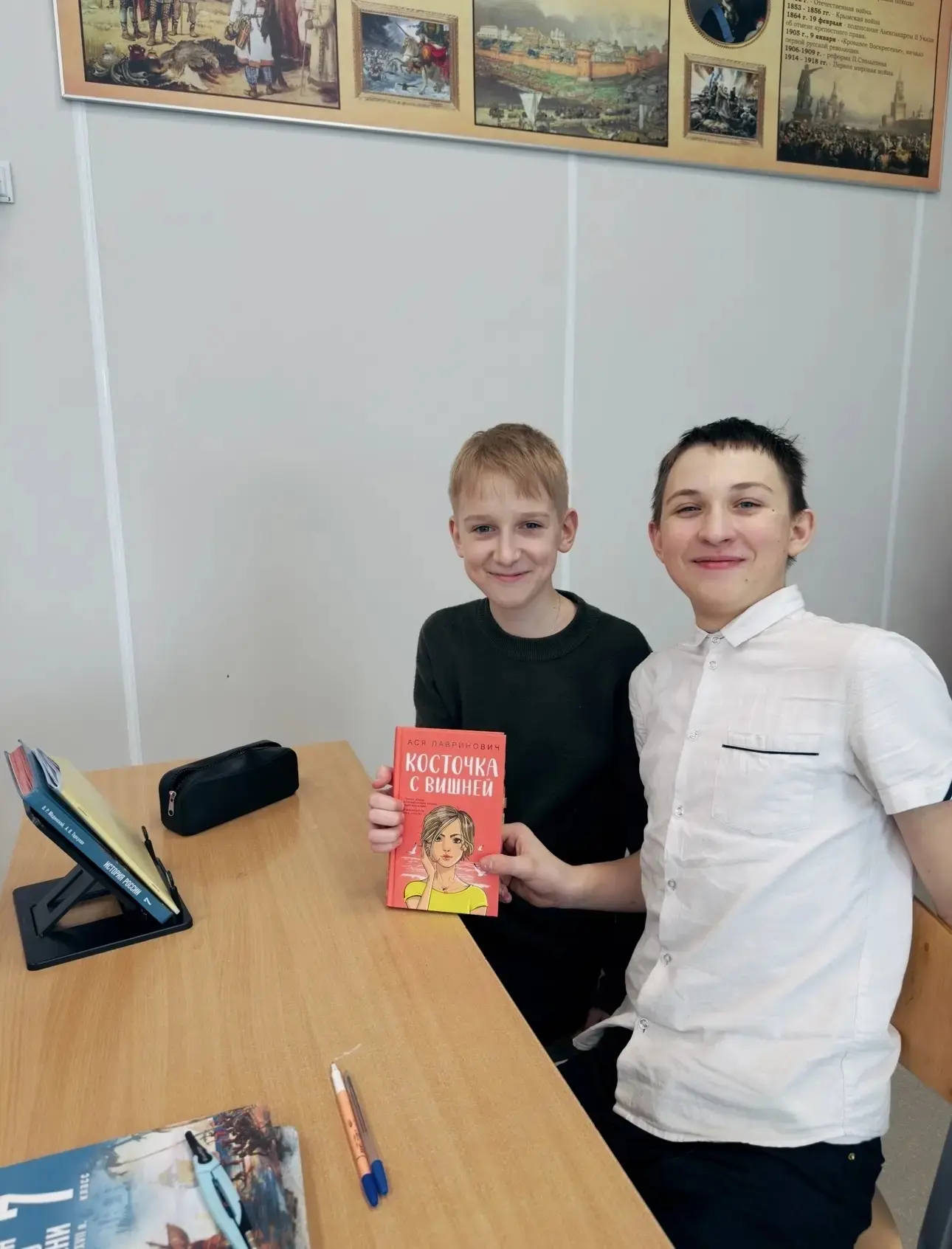 Книжный ДНК 🧬  Активисты Движения Первых поучаствовали в акции «Открывая книгу» 📚  Ребята с увлечени