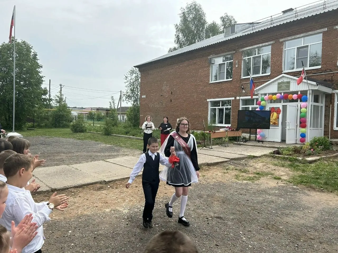 Сегодня во всех школах Можгинского района прозвенел Последний звонок