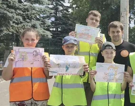 В рамках профилактической акции « Лето без ДТП» обучающиеся пришкольного лагеря «Солнечный» приняли 