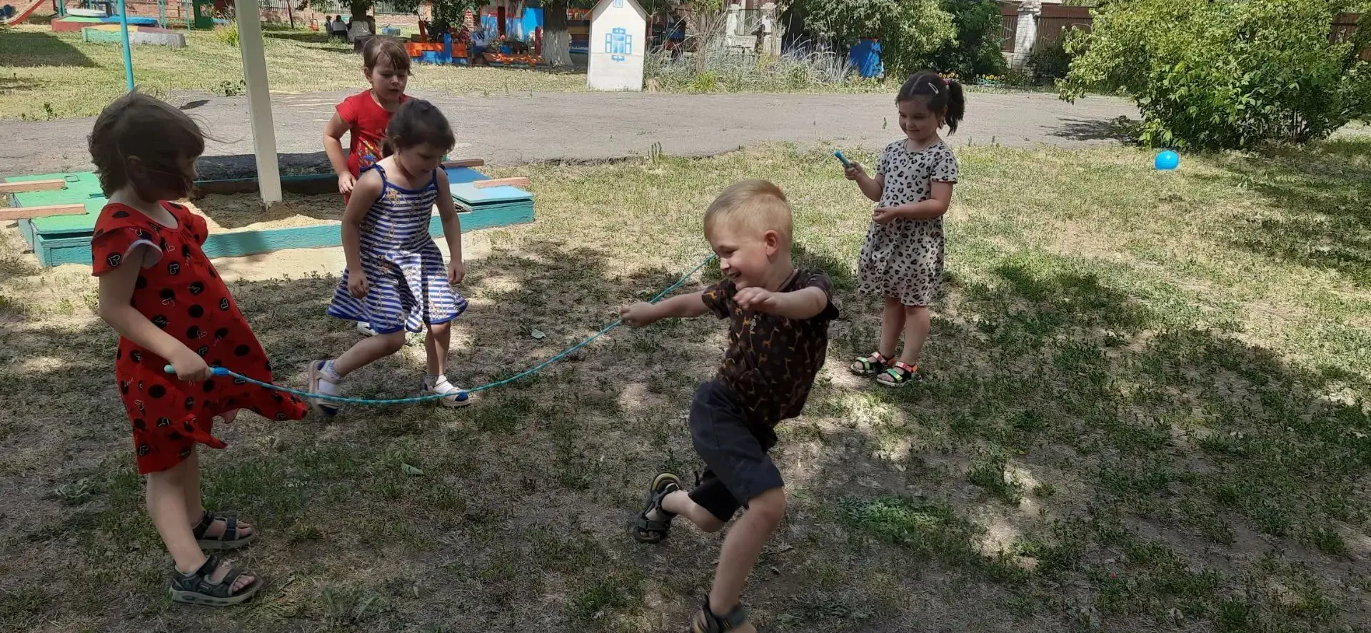 Лето в средней группе «Гномики» проходит весело и активно!  Мы стараемся каждый день проводить с пол