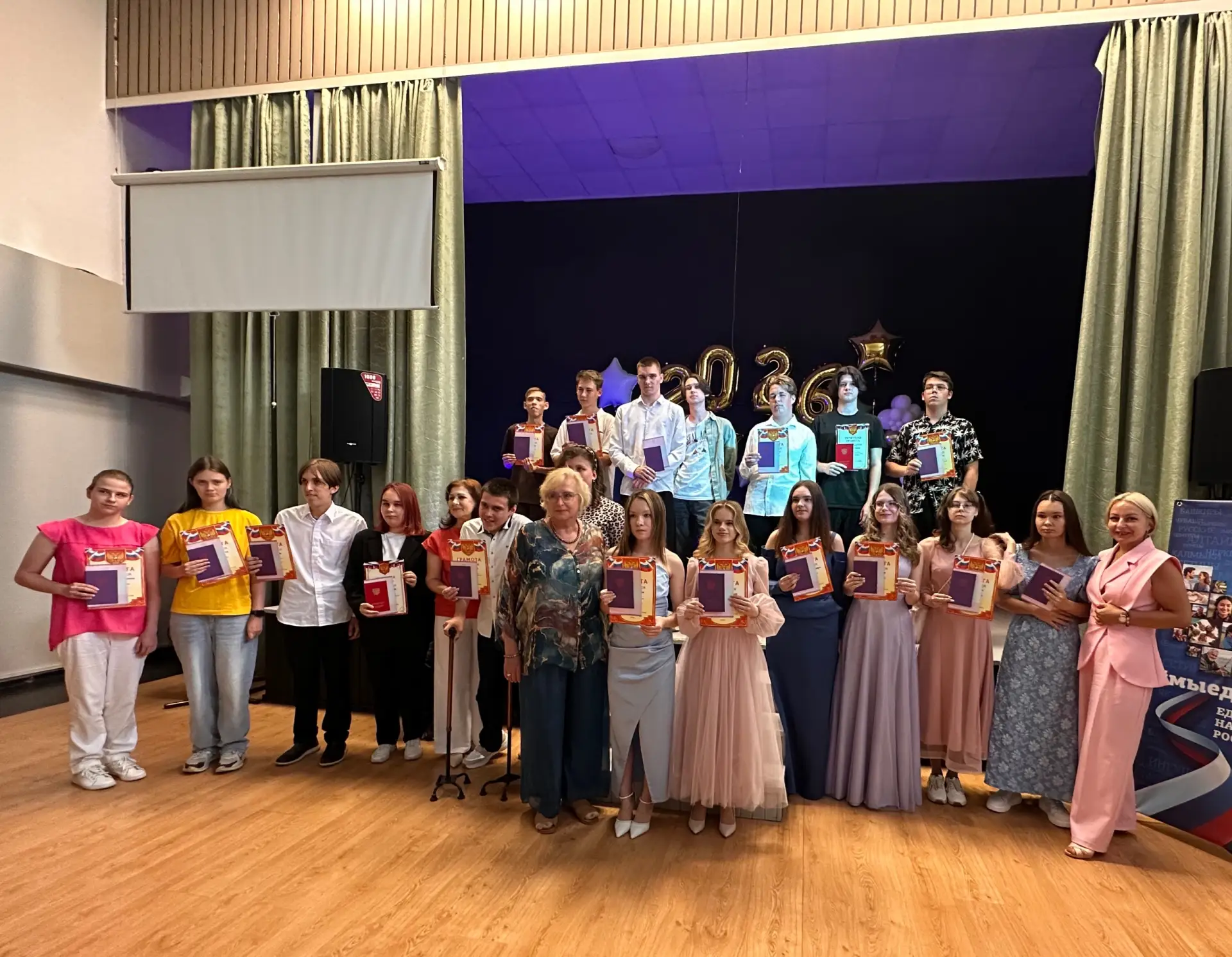 Торжественное вручение аттестатов выпускникам 10-х классов! 🎉

Сегодня в нашей школе особенный день