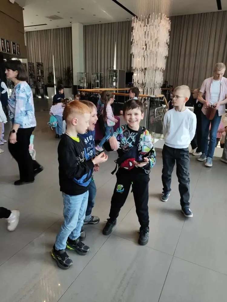 🎭✨ 1 «М» класс в Театре юного зрителя! ✨🎭  Дружный 1 «М» класс вместе с учителем Еленой Сергеевной Ш