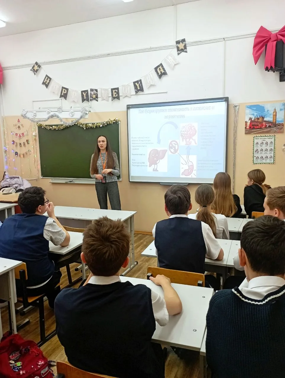 В 8 Е классе прошло важное занятие. Вместе с экспертами организации «Стоп! Угроза» ребята искали отв