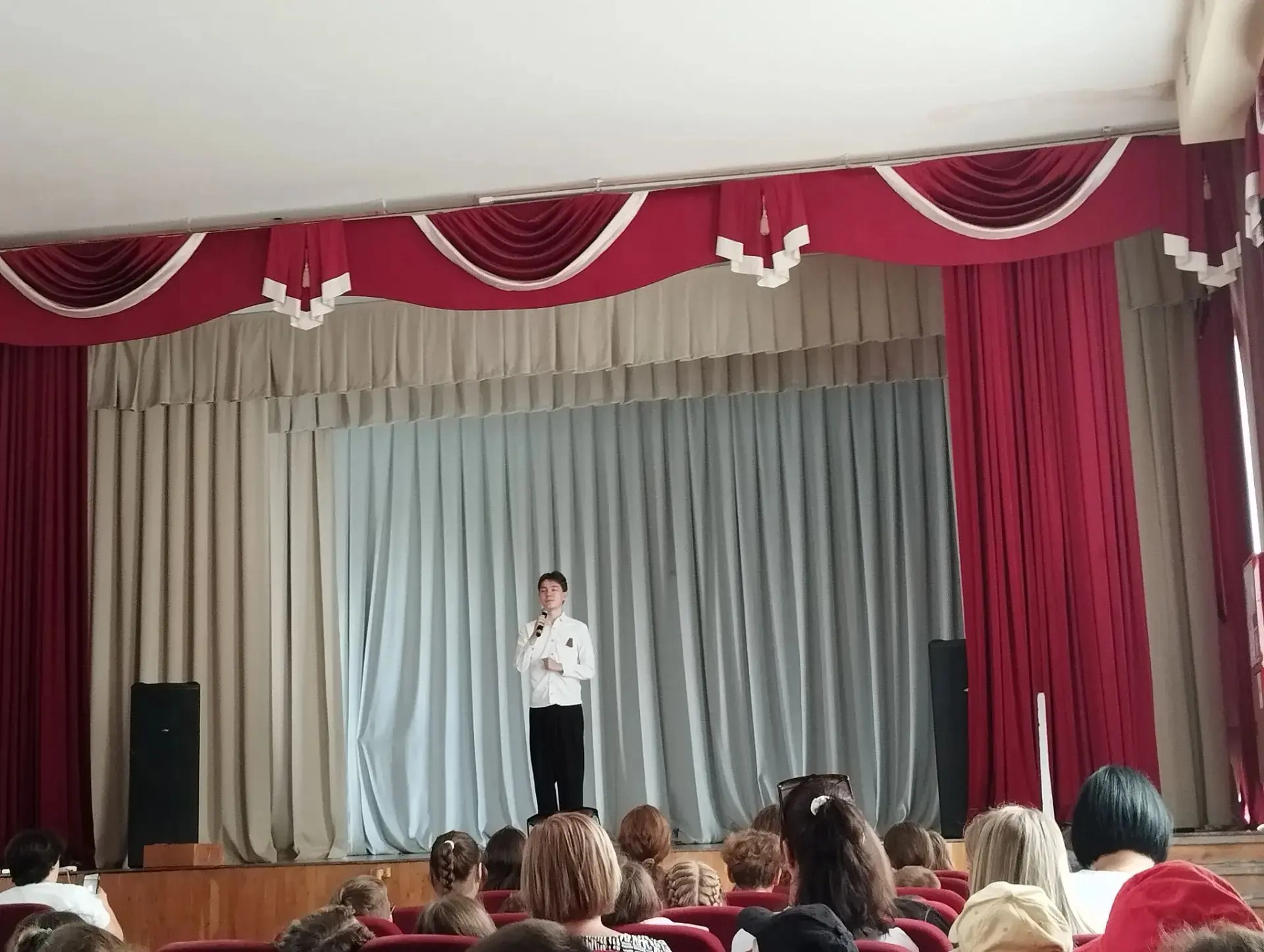 Воспитанники пришкольного лагеря "Время чудес" побывали в ГДК г. Гуково. Детей пригласили на Час ист