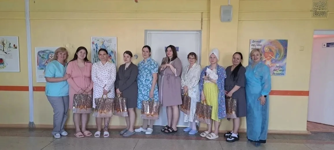 В бердском роддоме поздравили новоиспечённых мам  В честь Дня семьи подарки получили восемь женщин
