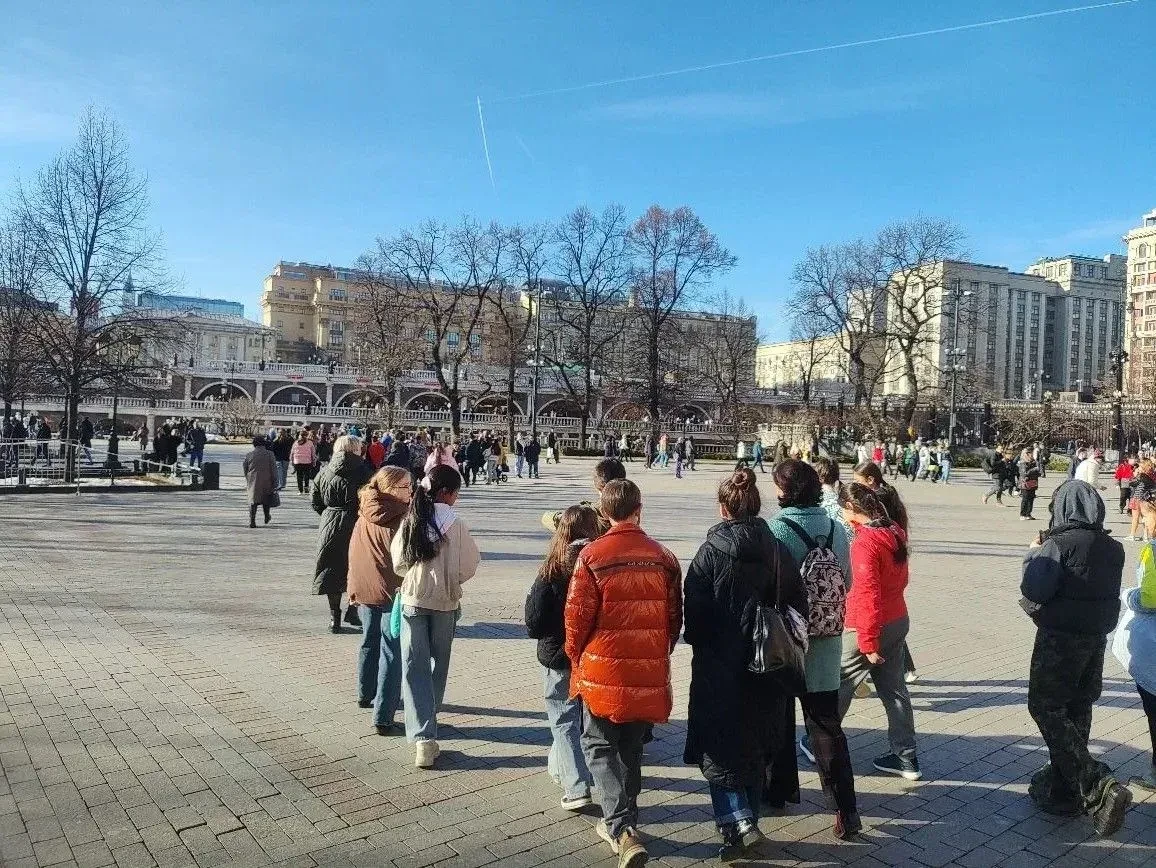 УРОК ПОЗНАНИЯ ОТЕЧЕСТВА для лицеистов состоялся в самом сердце столицы России. Школьный десант 6а (к
