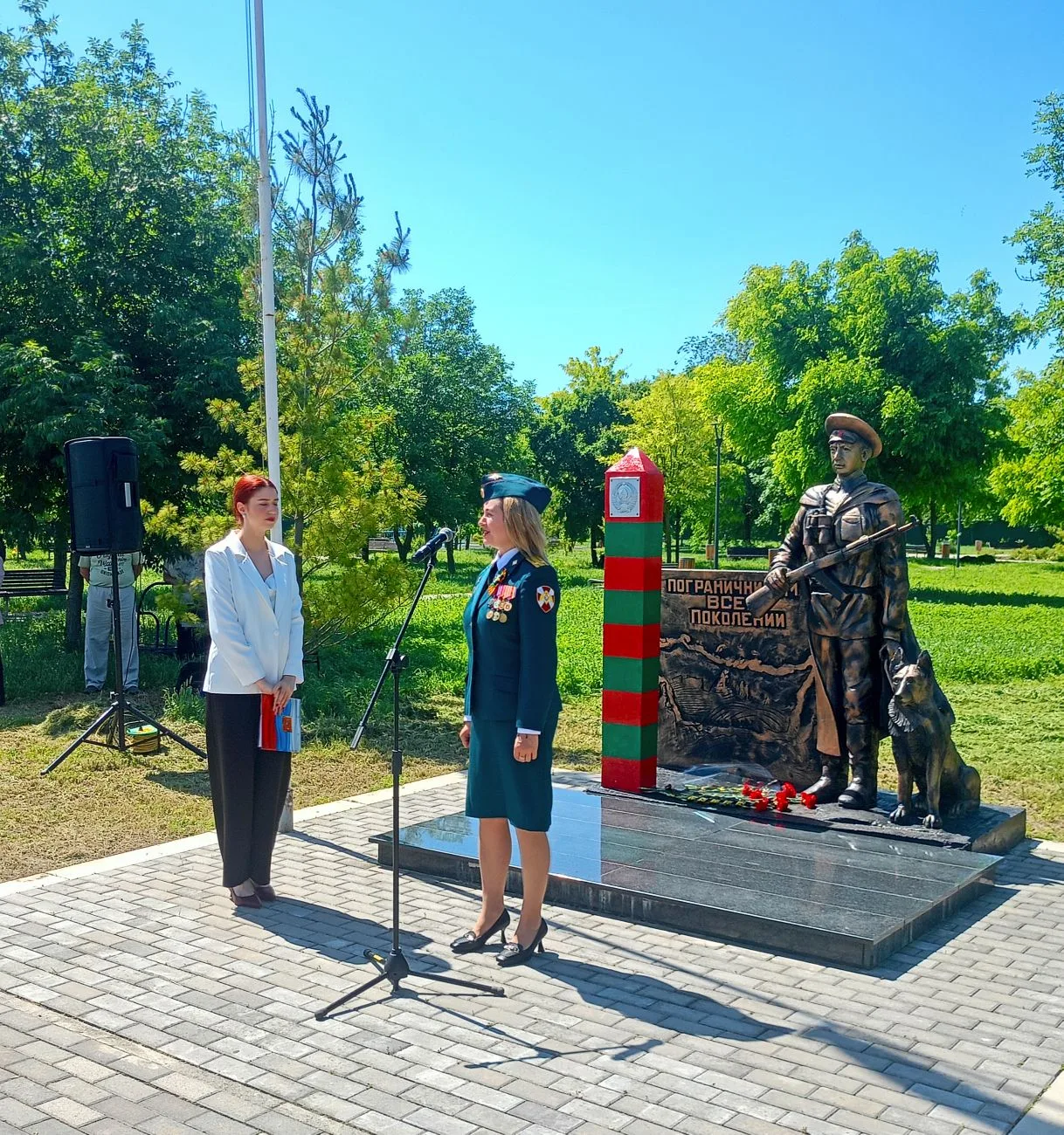 Сегодня, в День пограничника, в сквере Дворца культуры имени И. А. Усанова г. Зеленокумска у памятни
