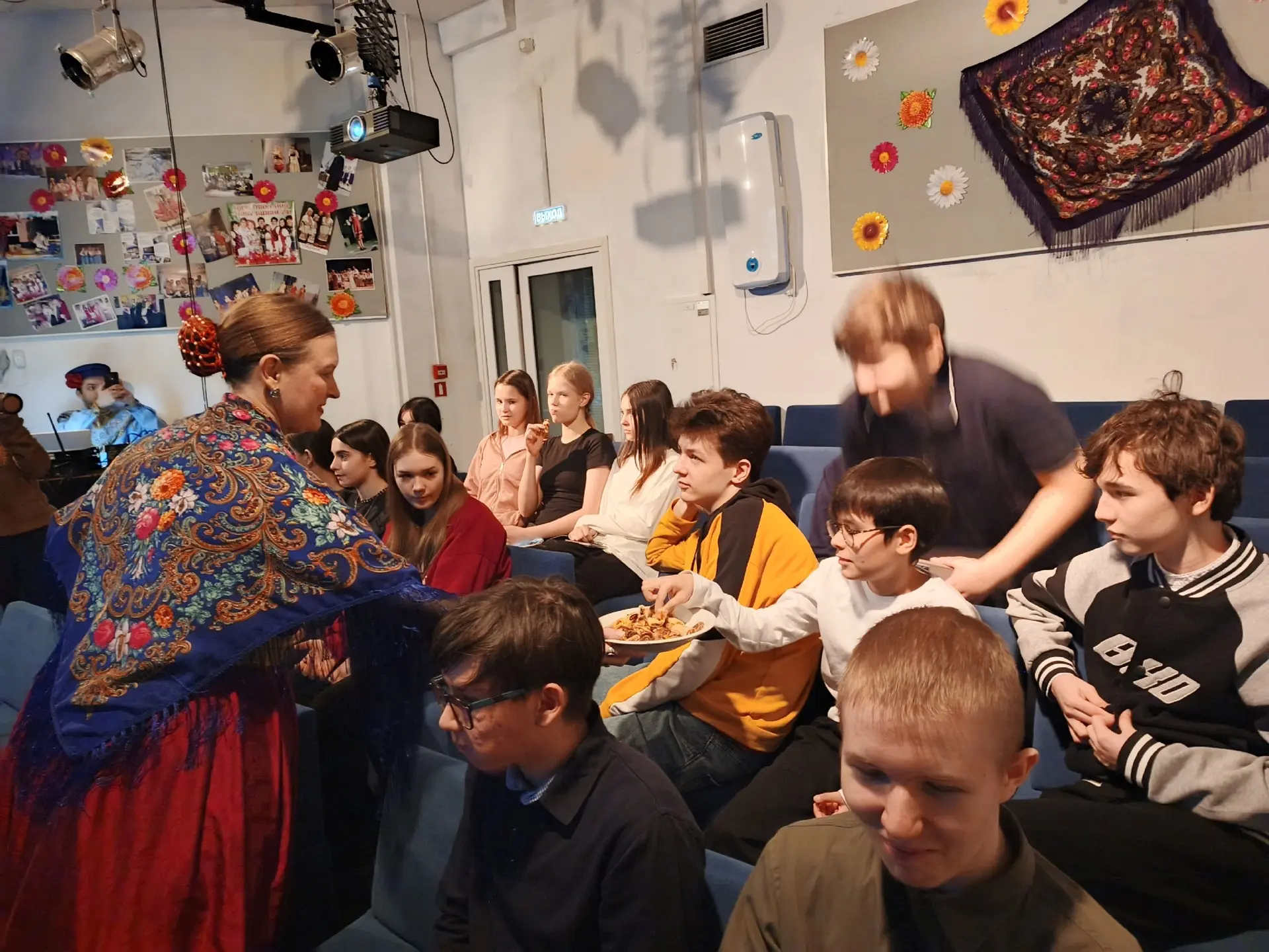 Сегодня учащиеся 8 «В» класса школы №2 посетили лекционно-творческий отдел «Наследие», где стартовал