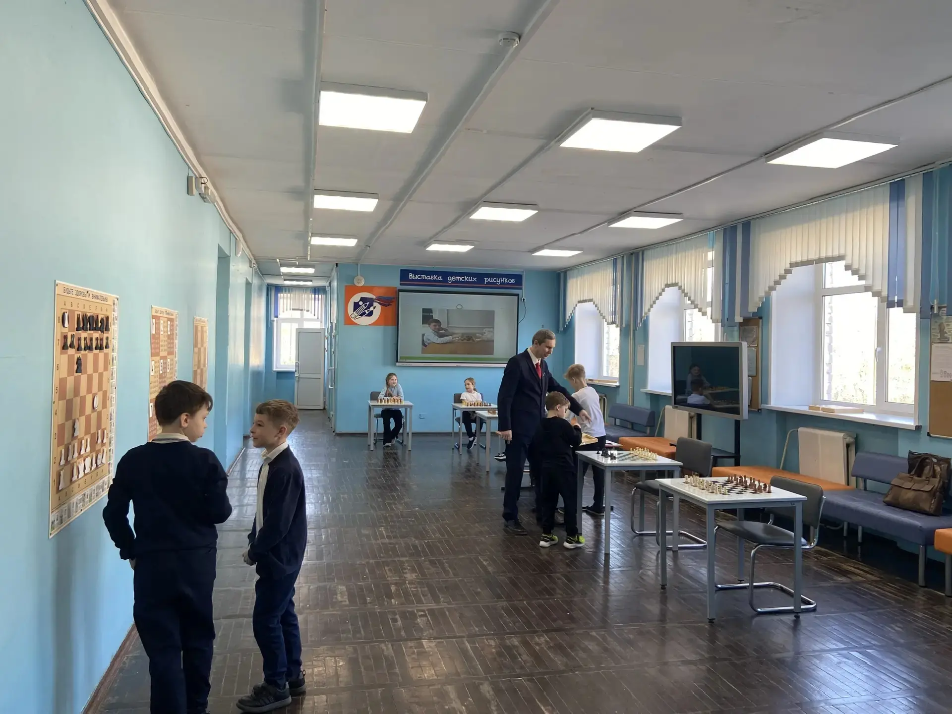 ♟️ Шахматный турнир на переменах в начальной школе!  В нашей школе стартовали тематические перемены 