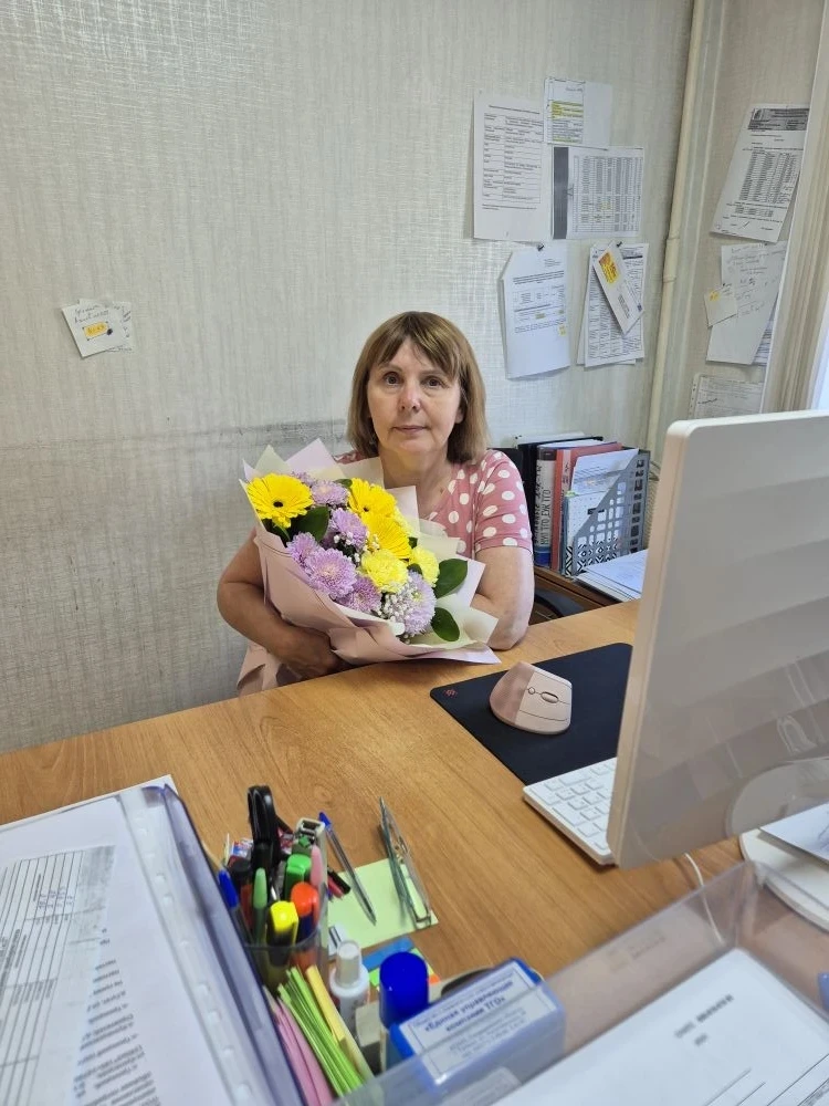 🌸 Сегодня мы провожаем на заслуженный отдых нашего главного бухгалтера — Елену Анатоль...