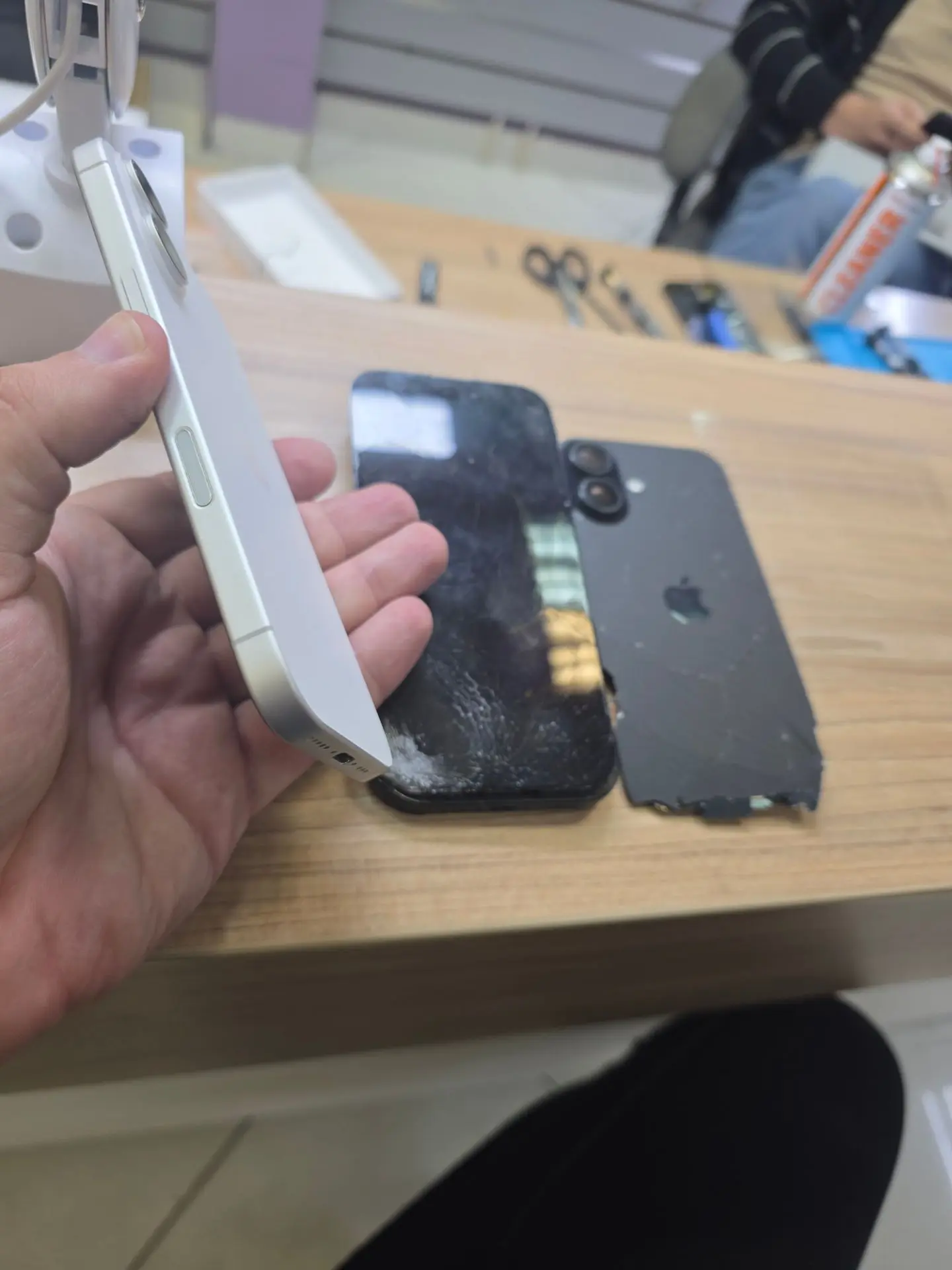 Глядя на прикрепленное фото, можно испытать настоящую боль за устройство. 💔📱 В хлам р...