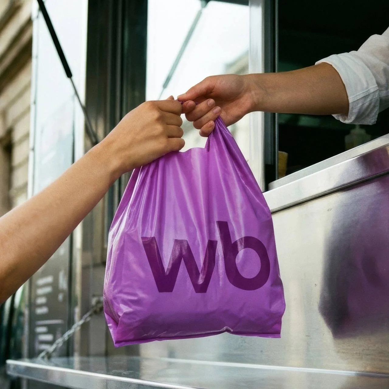 Wildberries запустил первый передвижной ПВЗ на колесах! 😳