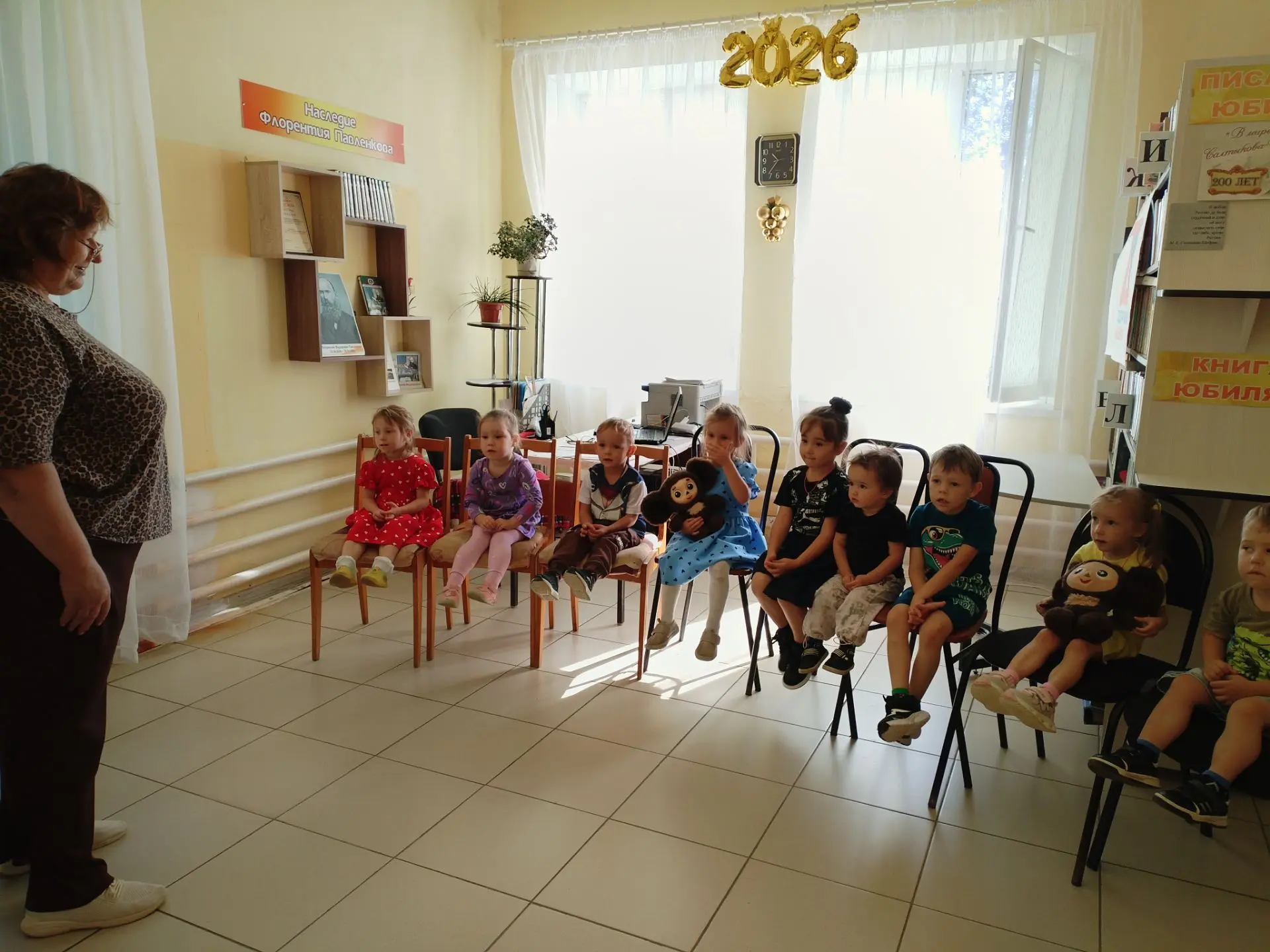 Сегодня, в яркий солнечный день,  работники сельской библиотеки решили подарить малышам...