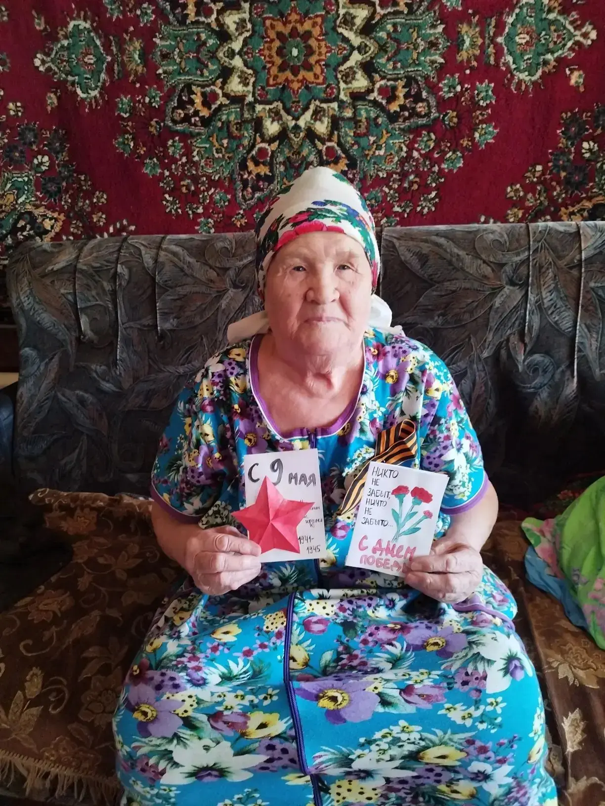 В честь Дня Победы специалисты отделения надомного обслуживания КЦСОН «Омет» поздравили...