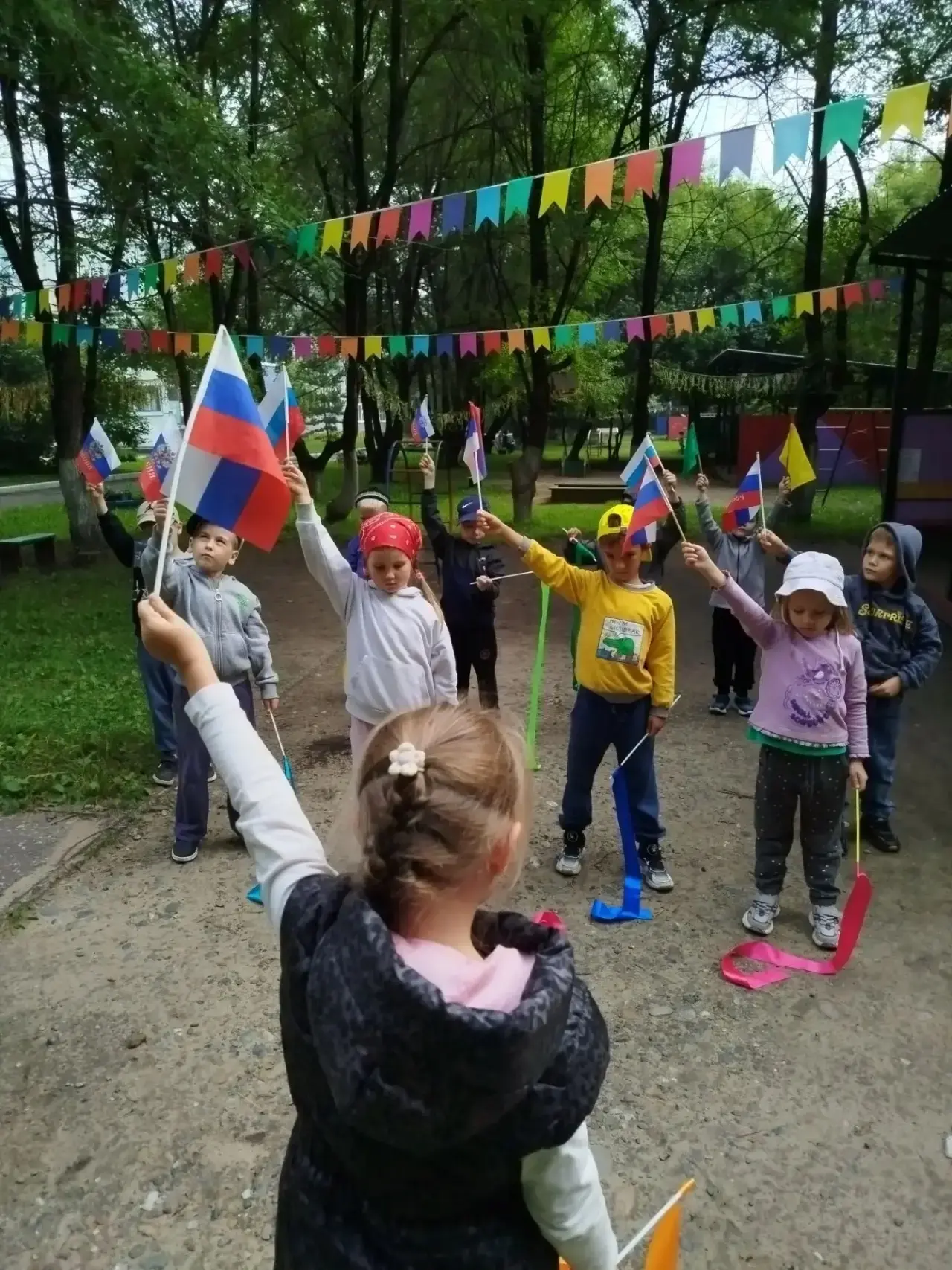 Сегодня ребята   старшей группы "Сказка" участвовали в флешмобе  посвященный  Дню госуд...