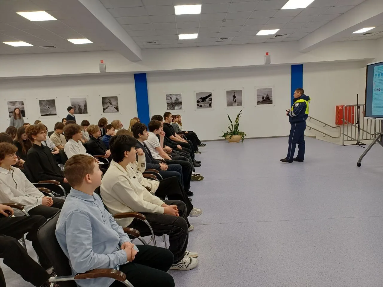 В Зелёной  школе для девятиклассников прошла встреча с инспектором ДПС отдела Госавтоинспекции УМВД 