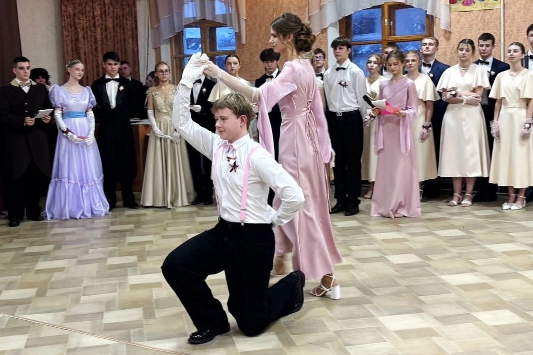 👫❤ Улыбки зажигаются вокруг.  И смотрит мне в глаза волшебник-вечер,  Я к музыке притронуться хочу  