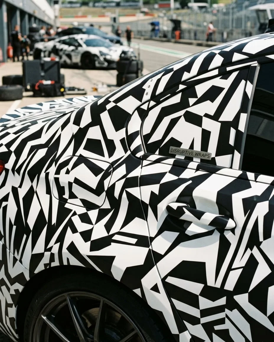 ⚡ AI против AI: как обклеенная Toyota обманула систему слежки