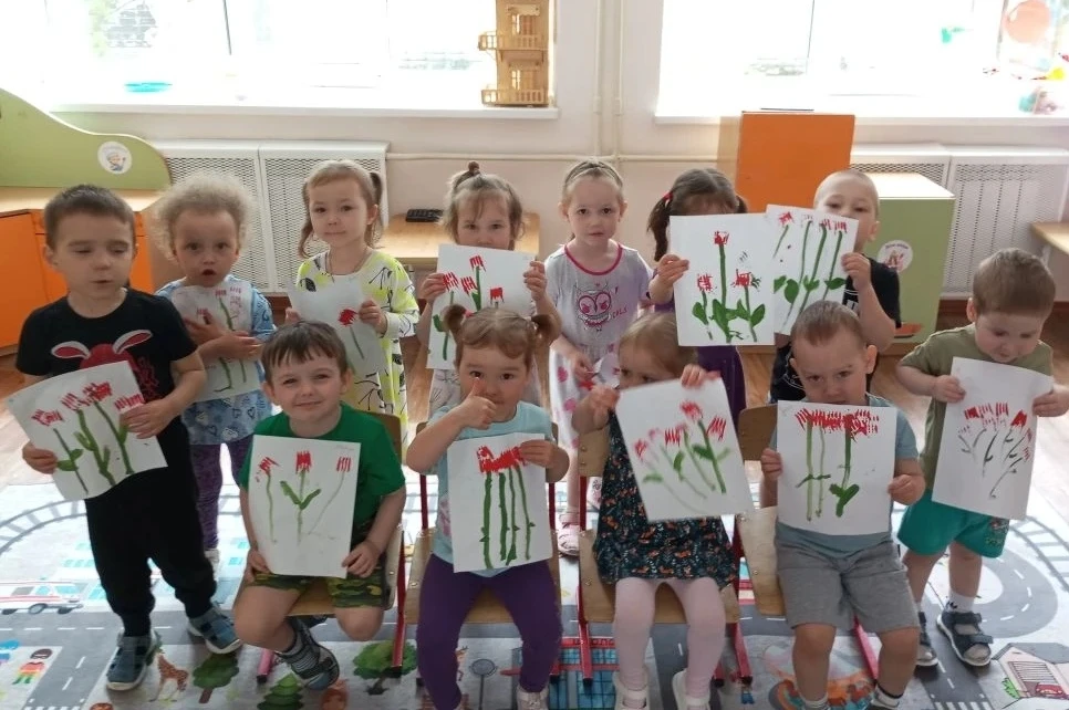Малыши из группы "Гвоздика" сегодня рисовали цветы. 🌷