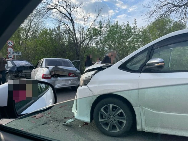 Около автомобильного моста в Сызрани в аварию попали три автомобиля  Вчера в седьмом часу вечера н
