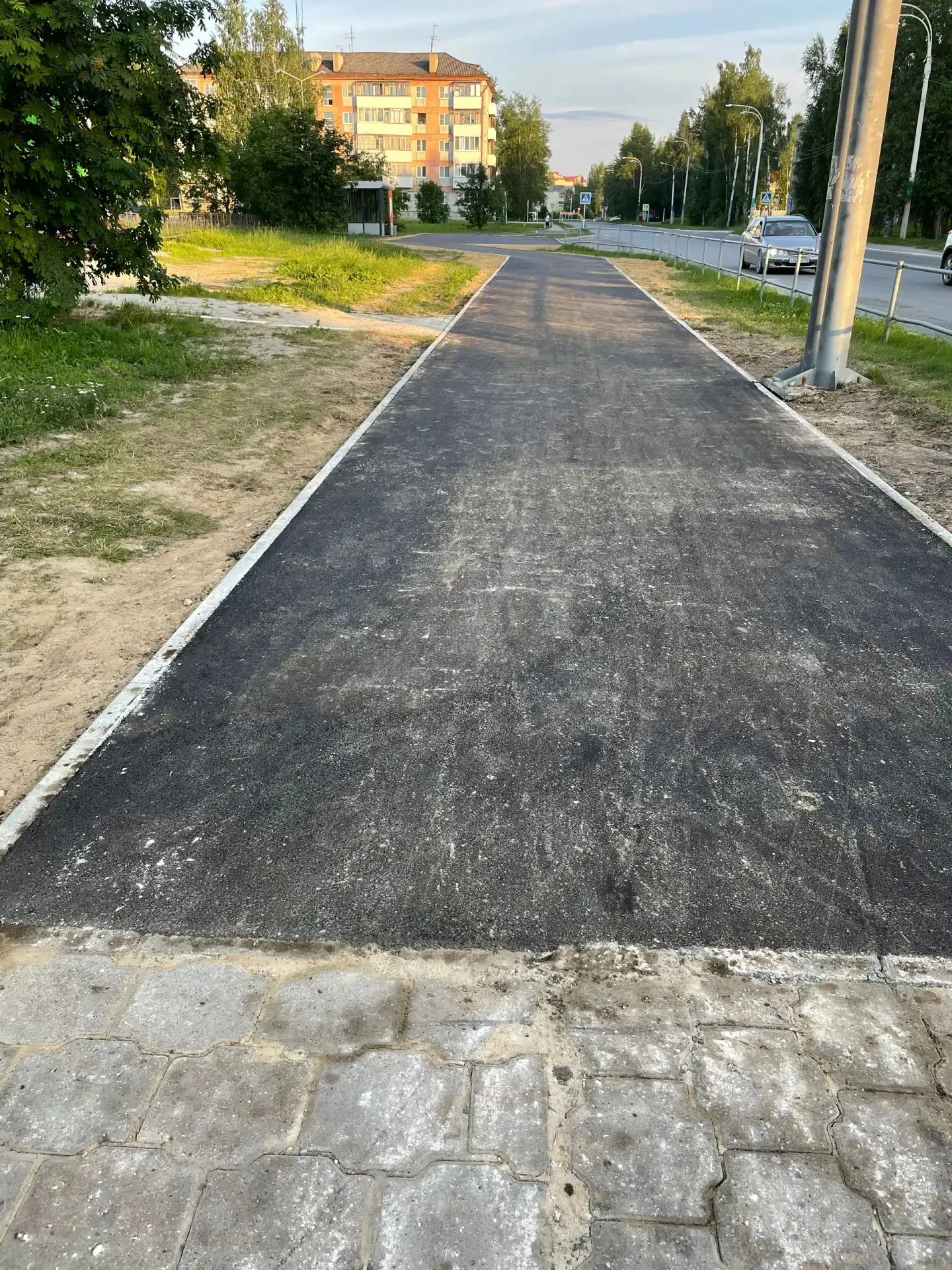 В Урае - от поликлиники до Бама решили тротуар закатать под асфальт. Выбрали что дешевле и быстрее. 