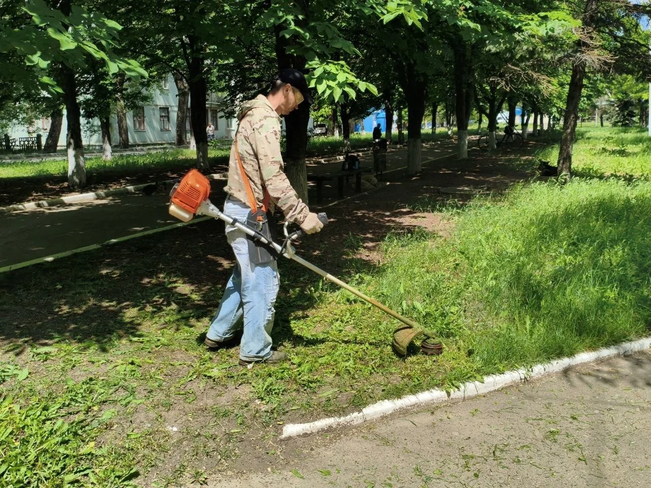 В Докучаевске ведутся работы по покосу карантинной травы

На протяжении недели сотрудники муниципаль