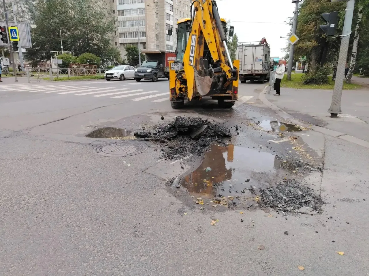 Сегодня с 9 часов утра специалисты РВК-Архангельск начали работы по устранению провала ...