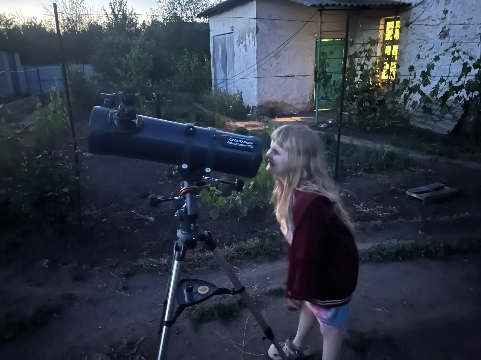Дочь шлёт фотки от бабушки😌😁 Как думаете, что держит на ручке? Ответ в комментариях 😁