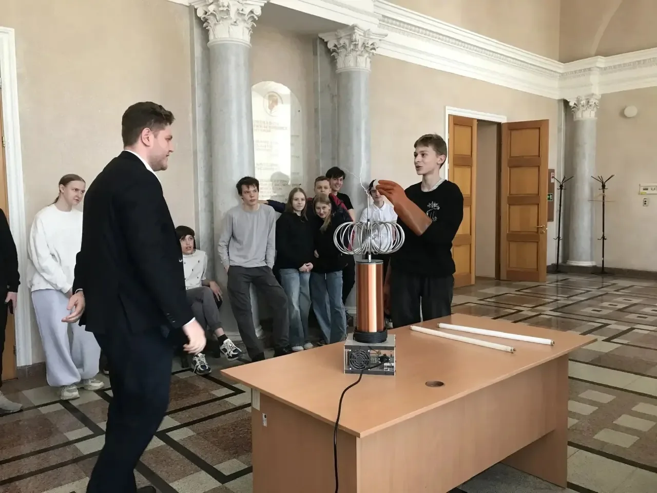🌟 Экскурсия в «Россети Урал»: электричество стало ближе! 🌟  Ученики 8 «А» и 8 «Б» классов побывали н