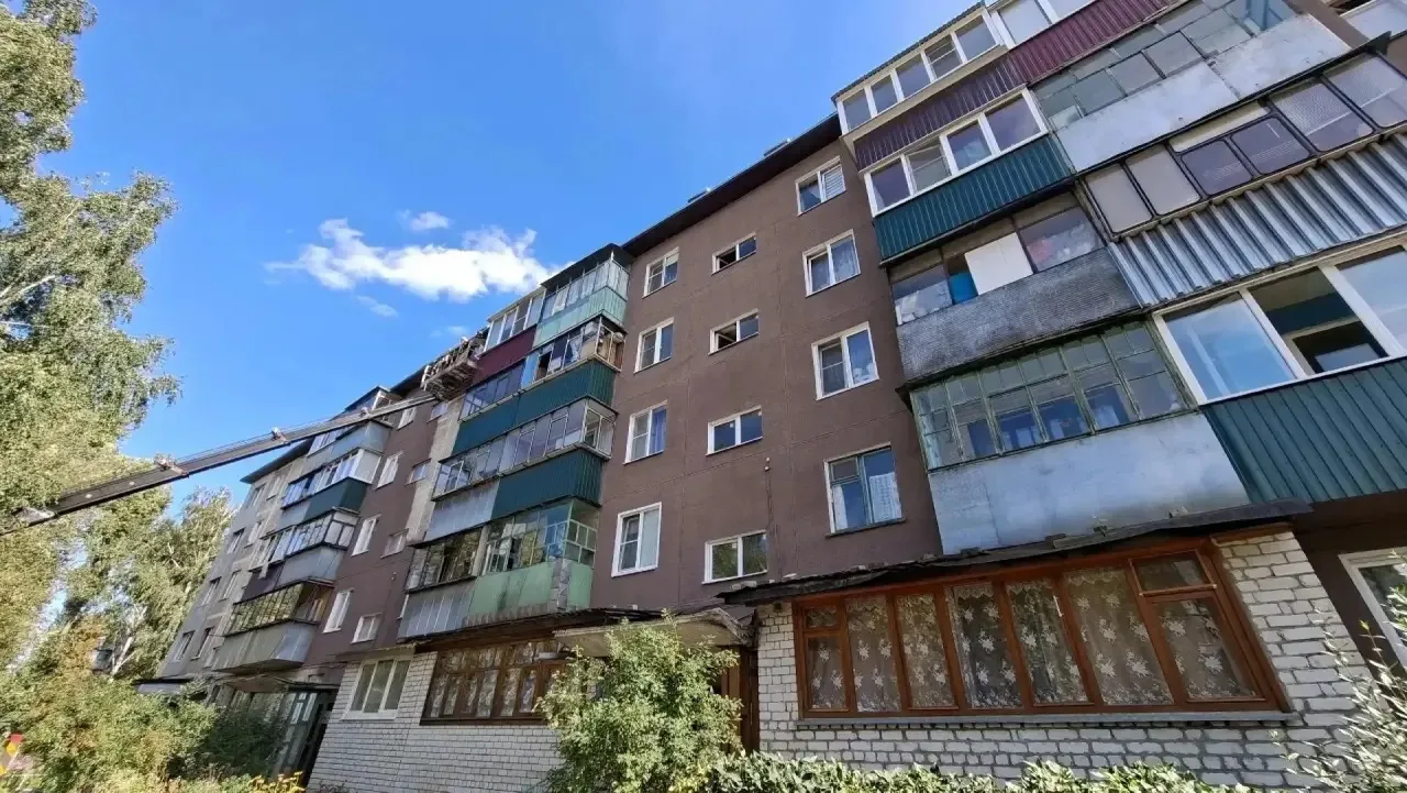 🏠Подрядная организация продолжает капитальный ремонт фасада МКД по адресу: г. Курск, у...