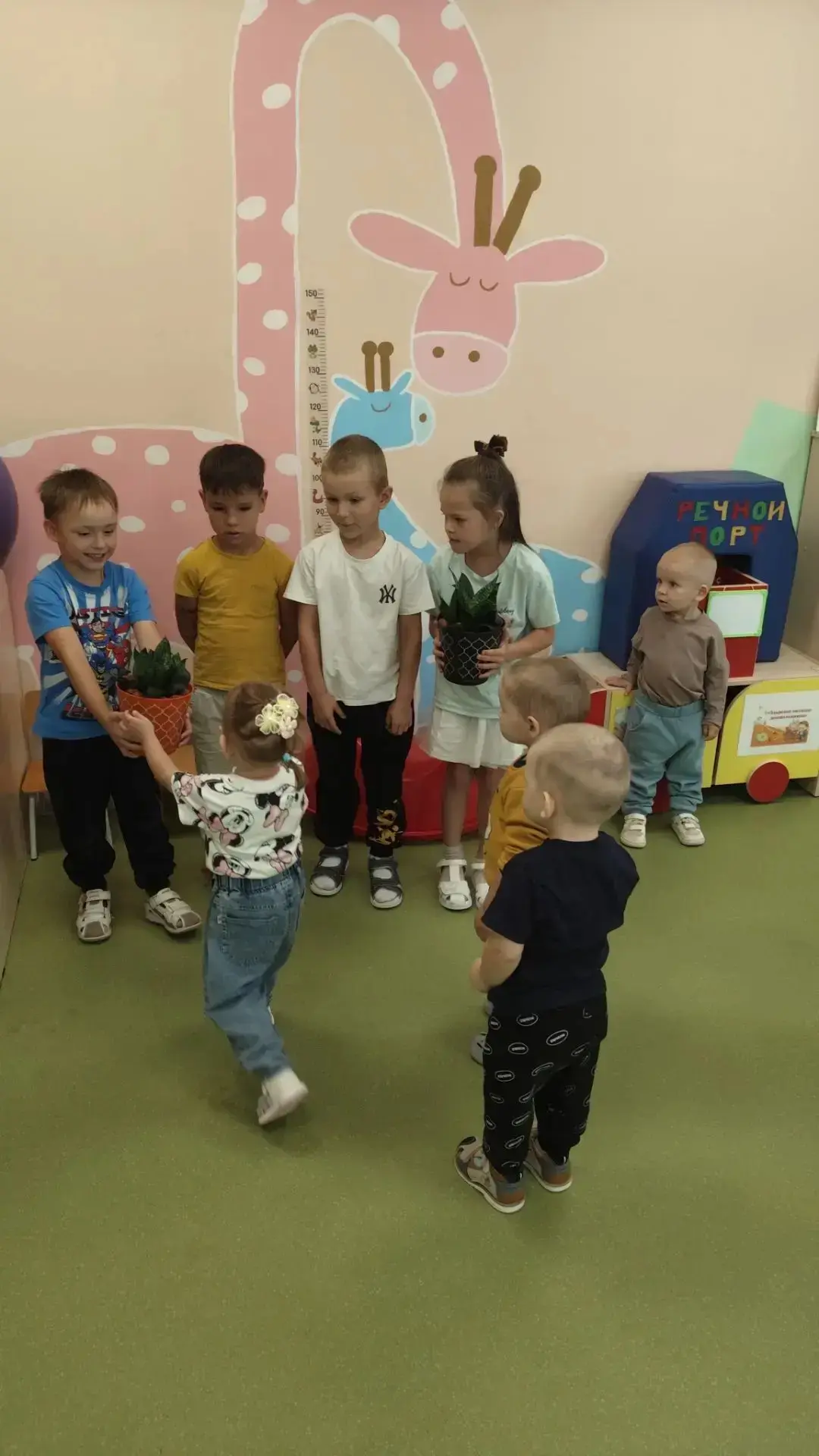 😍 Воспитанники подготовительной группы заглянули в ясельную группу, чтобы вместе поуча...