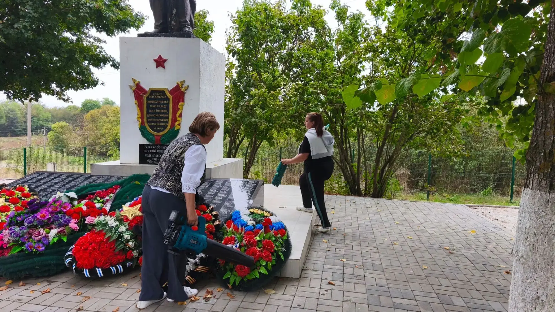 Сотрудниками ДК "Автомобилист " была проведена санитарная пятница у памятника "Воину ос...