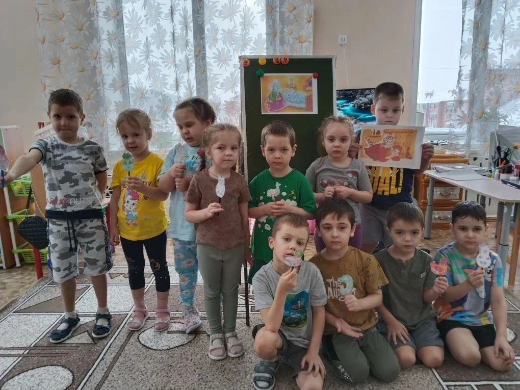 Старшая группа "Ромашки" представила восхитительный спектакль театра на палочках по мот...