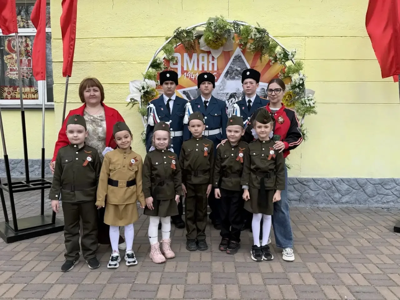 🌟 В преддверии Дня Победы наши малыши приняли участие в «Военном параде дошколят» на территории МБУ