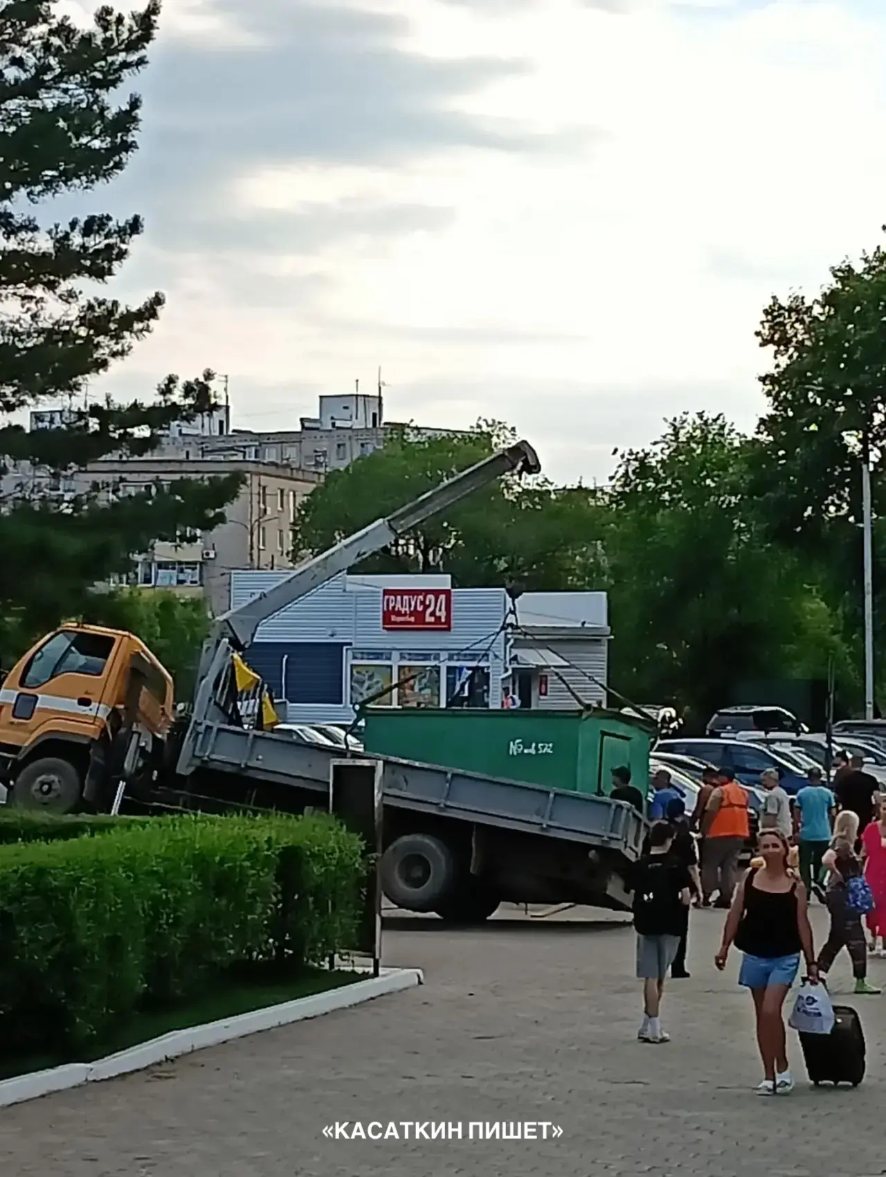 Вывоз бытовки после ремонта дороги у ЖД-вокзала пошел не по плану.

подписаться | написать мне