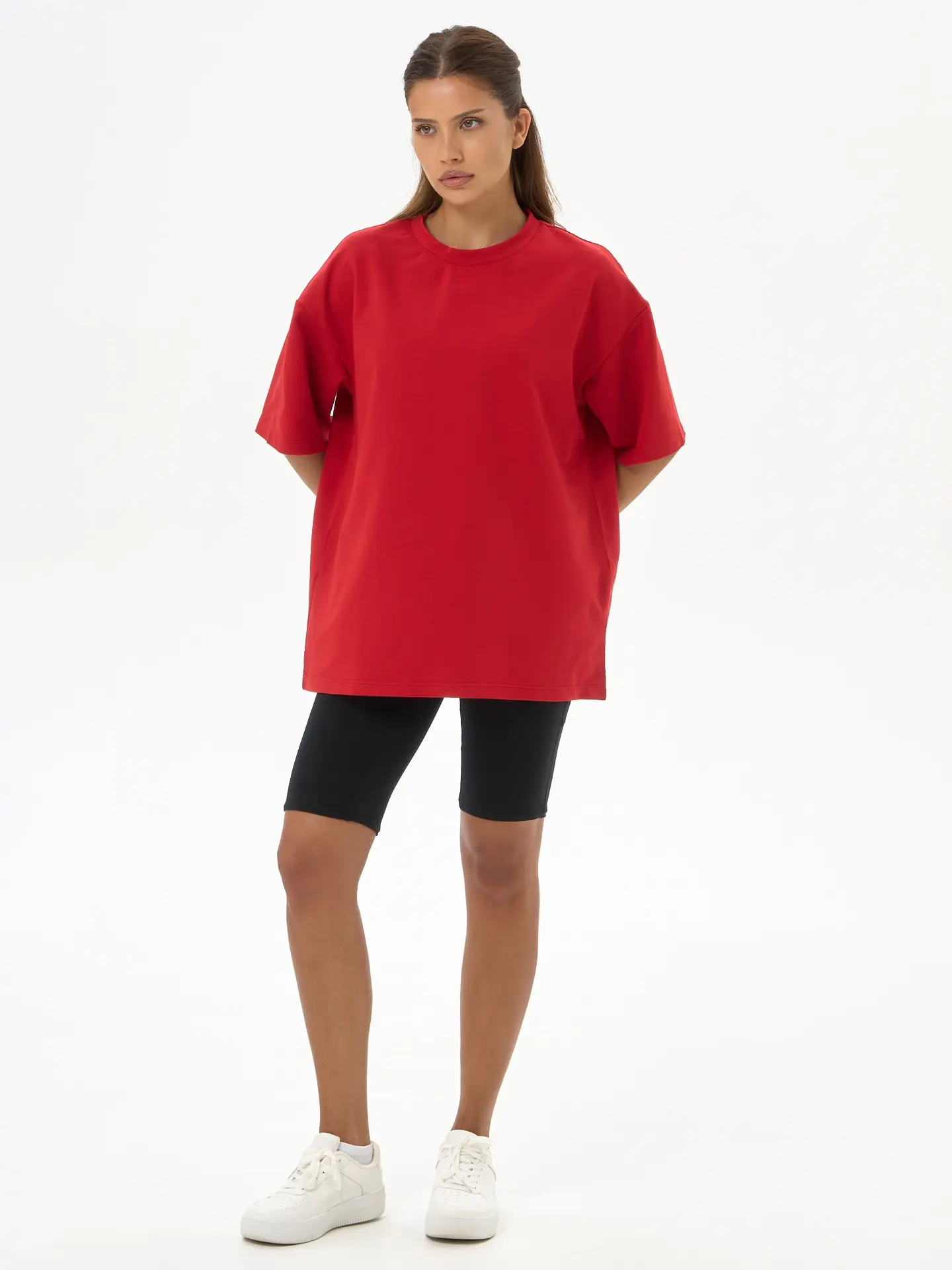 Еще одна яркая новинка от LAP — красная футболка унисекс oversize, которая сразу собира...