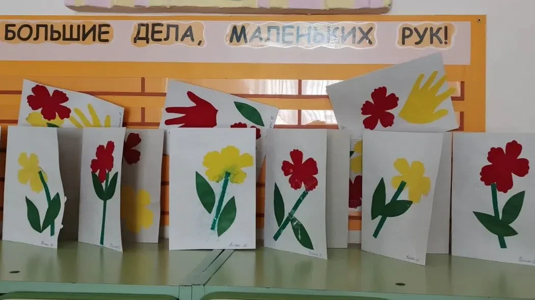 Самые маленькие готовится к празднику, с любовью создают свои шедевры в подарок милым м...