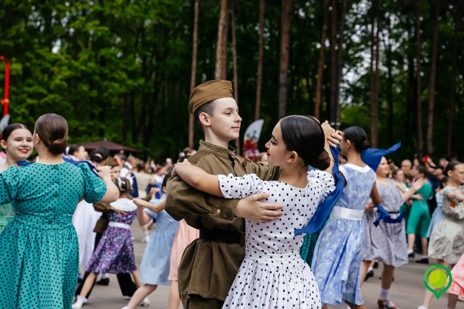 💃«Вальс Победы» станцевали школьники Липецка   9 мая в парке Победы прошел финал всероссийской акции