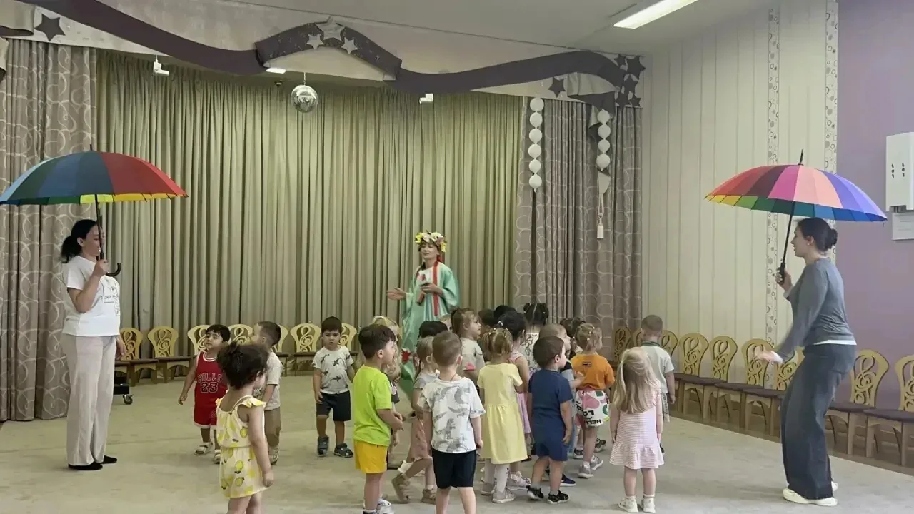 Сегодня в наших ясельных группах (дошкольное отделение ул. Завидная д.2) было по-настоящему жарко и 