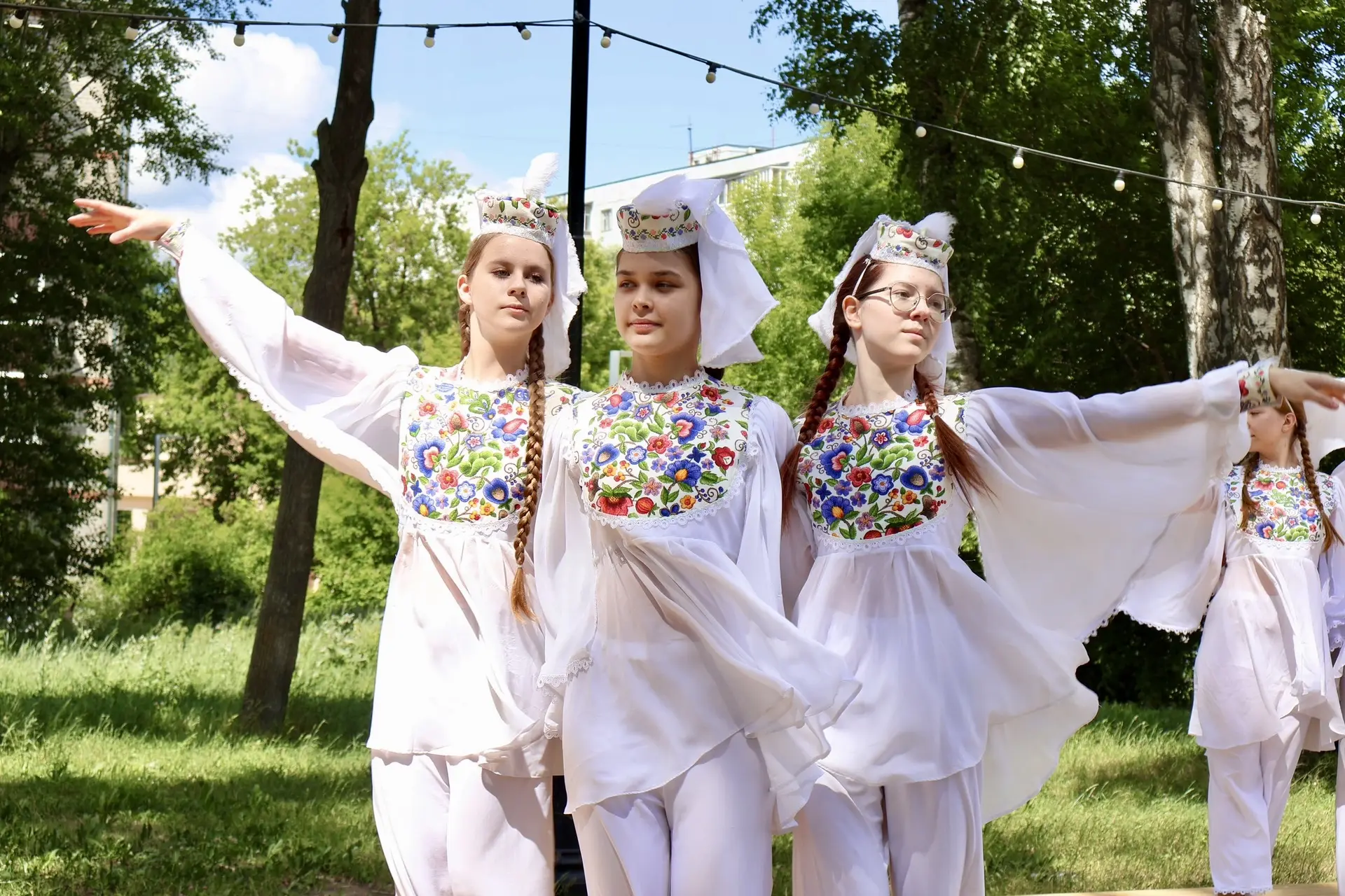 Снова песни зазвучали
Подпевай им и танцуй.
На дворе Народный праздник-
Наш веселый Сабантуй! 🌾

Уж