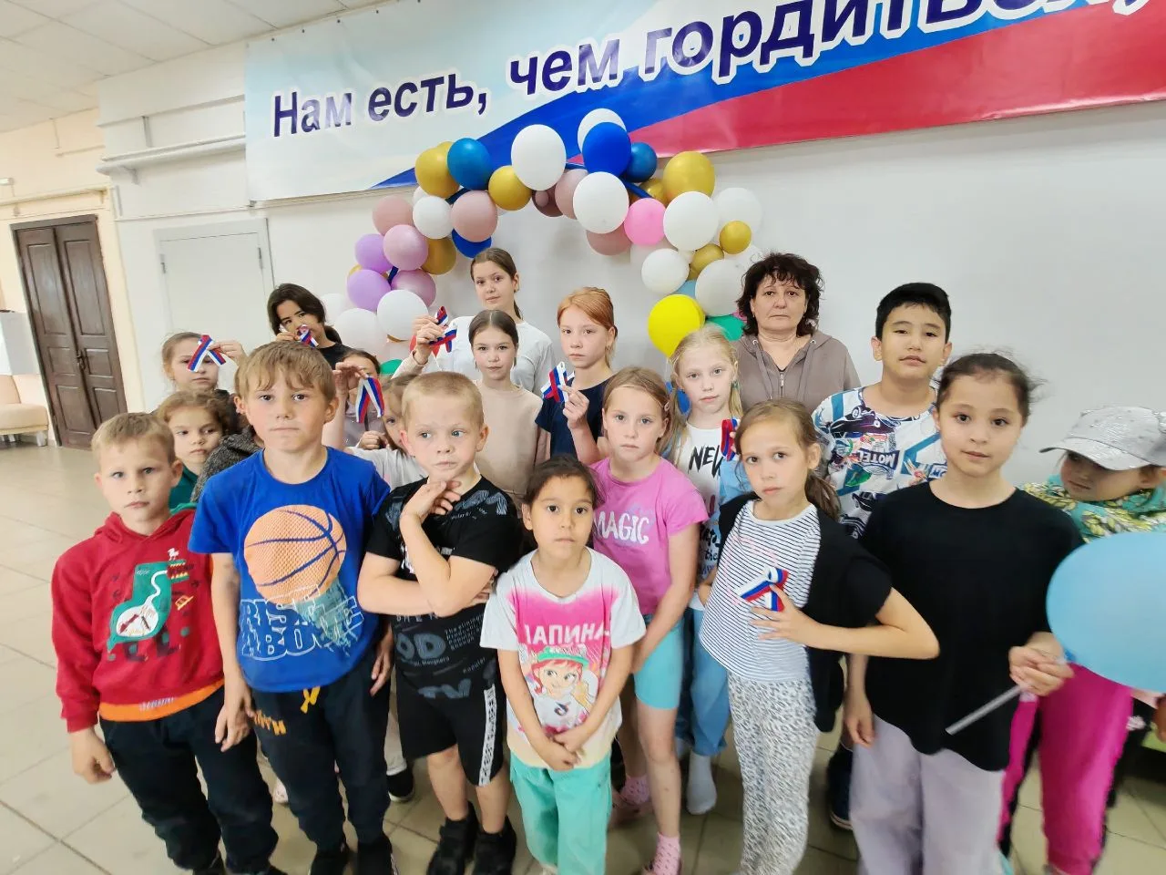 🇷🇺Акция " Родиной горжусь ".🇷🇺 

🌟В преддверии Дня России сотрудники  Кирсинского ДК провели па
