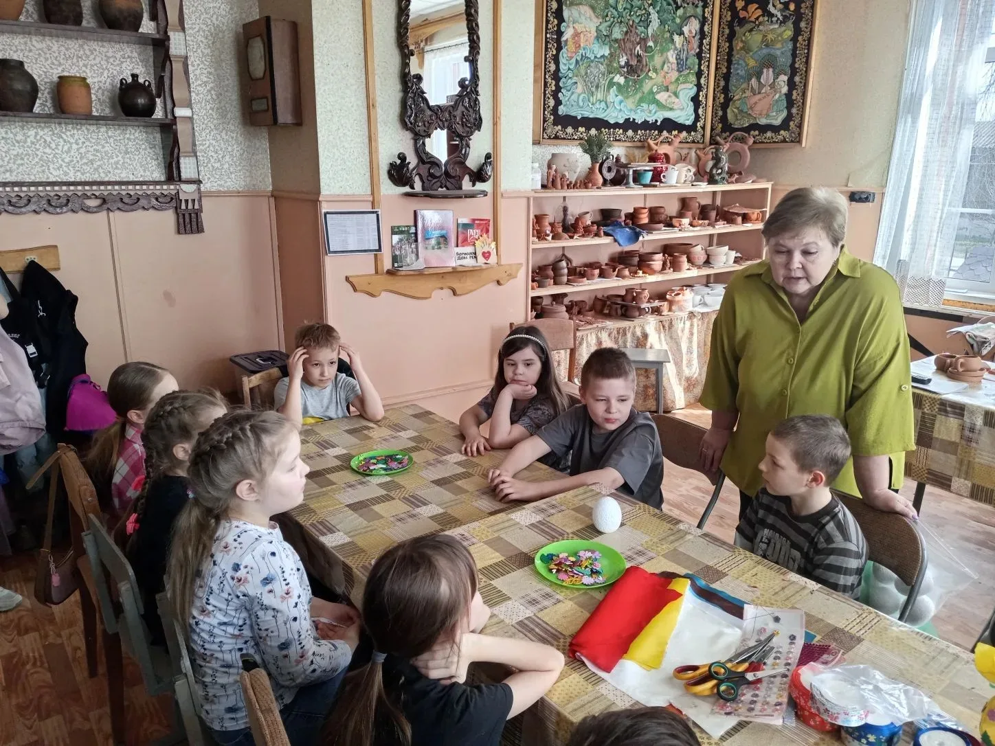 ✨В преддверии светлого праздника Пасхи ученики 2В класса  посетили Дом ремесел и окунулись в мир тво