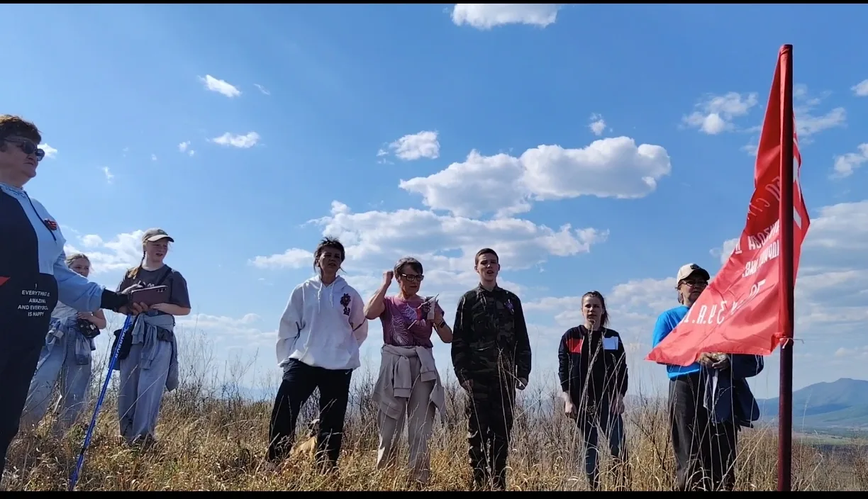 В Безверхово прошла ежегодная акция по восхождению на сопку.  🚩Здесь установили Знамя Победы!  ⭐В ак