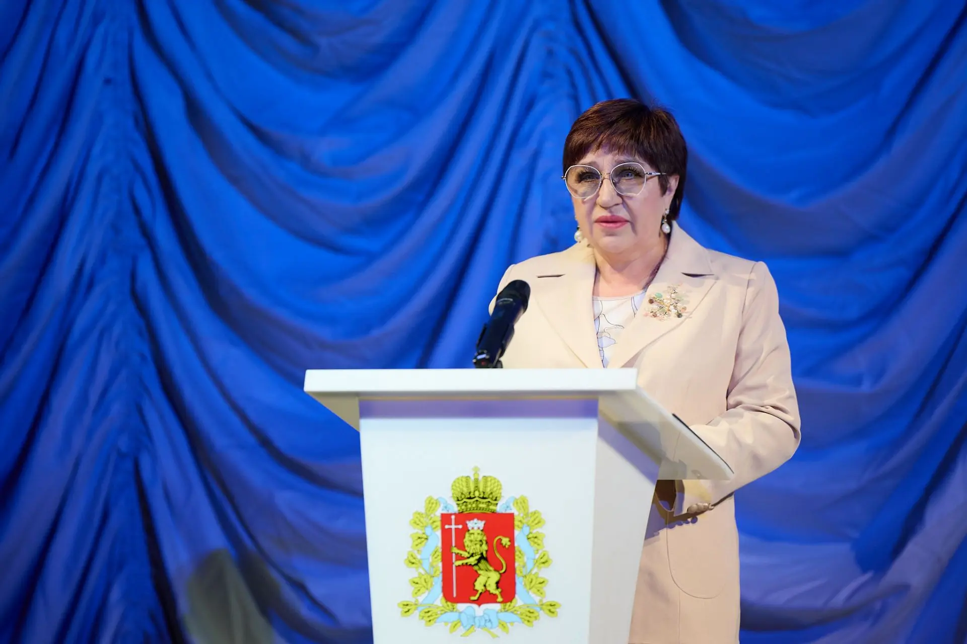 На торжественном мероприятии, посвящённом Дню медицинского работника, поздравила сотрудников и ветер
